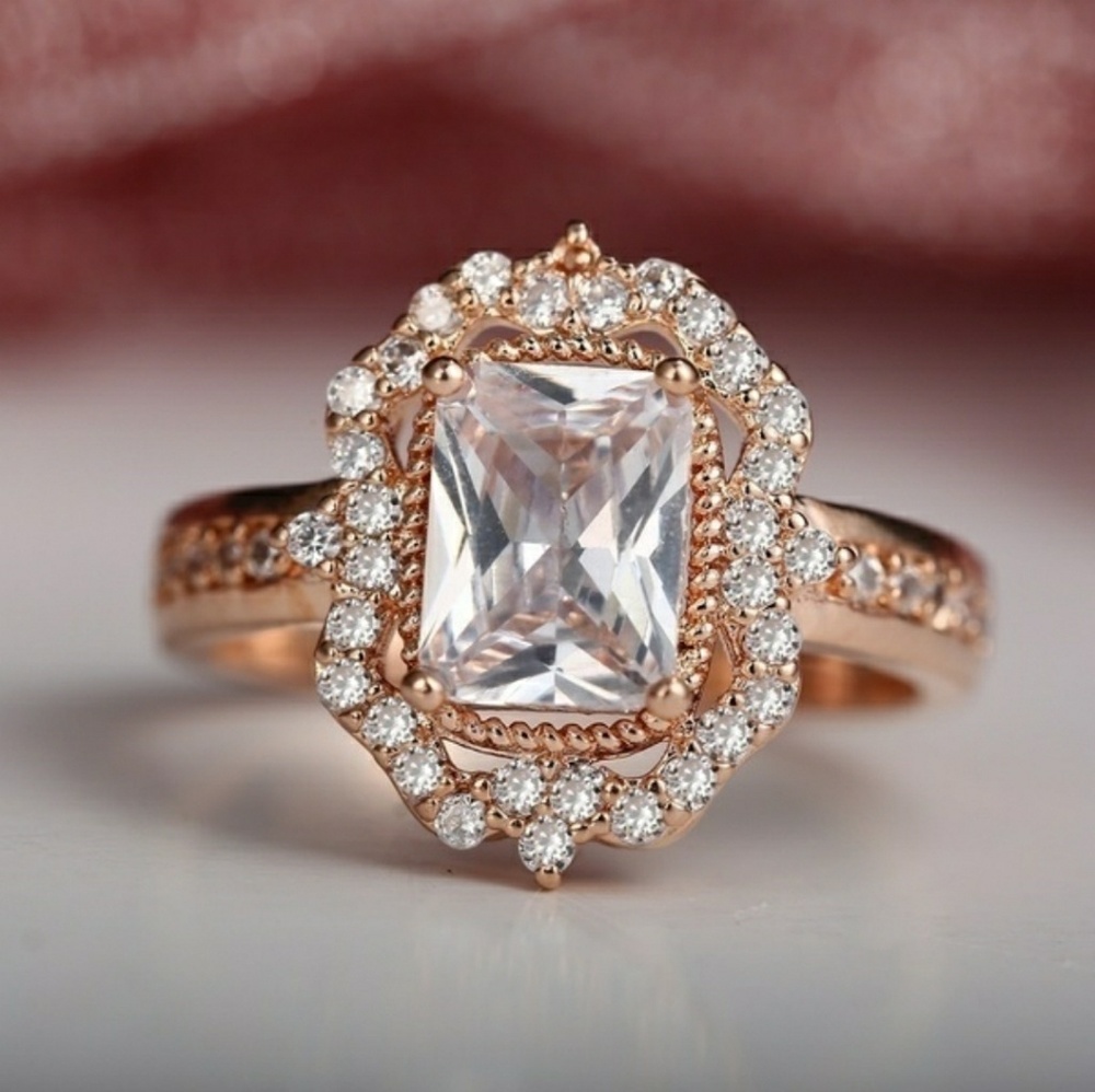 Rose gold Radiant halo Engagement ring - Picture 4 of 8
